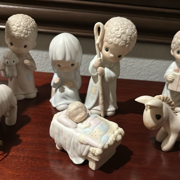 Precious Moment 12 piece Nativity Set. - Picture 8 of 10